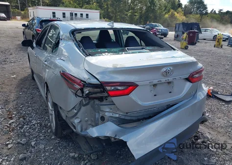 2021 Toyota Camry Le z USA, uszkodzony, nr VIN 4T1C11AK6MU440816